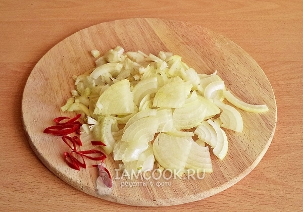 Порезать лук и перец