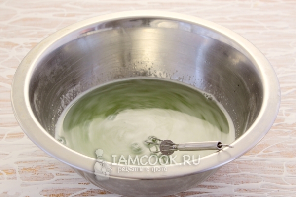 Растворить в воде порошок желе