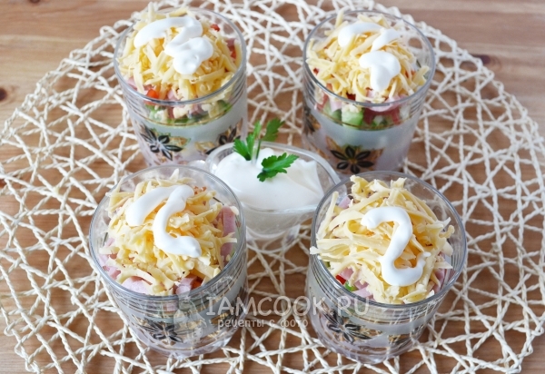 Готовый салат-коктейль с ветчиной и сыром