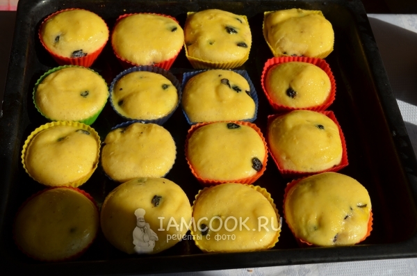 Поставить кексы выпекать