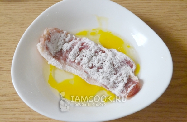 Обмакнуть куриную грудку в яйце