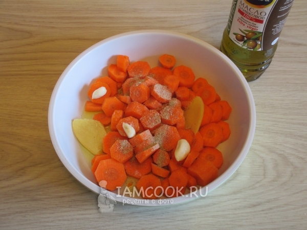 Смешать овощи со специями и маслом