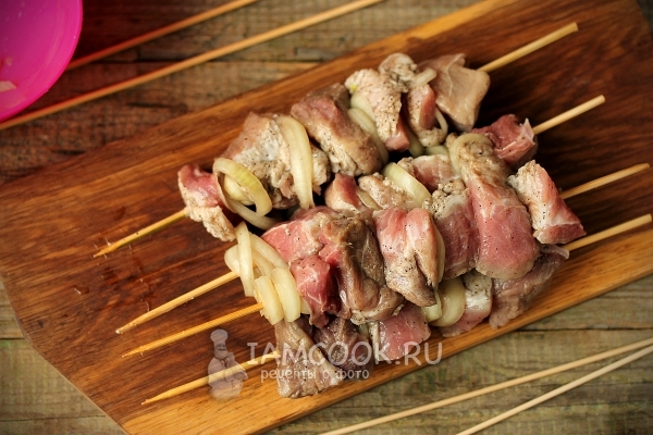 Нанизать мясо с луком на шпажки