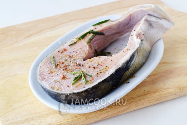 Обмазать рыбу маринадом