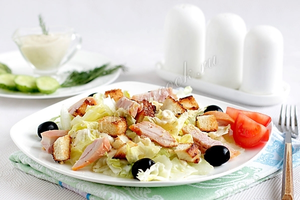 Салат Цезарь с копченой курицей