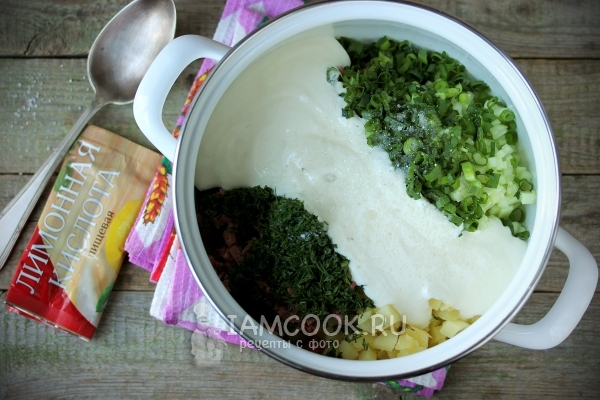 Добавить сметану и соль