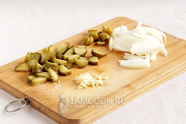 Порезать лук, чеснок, огурцы и оливки