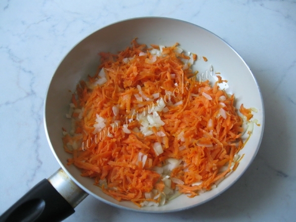 Обжарка моркови с луком