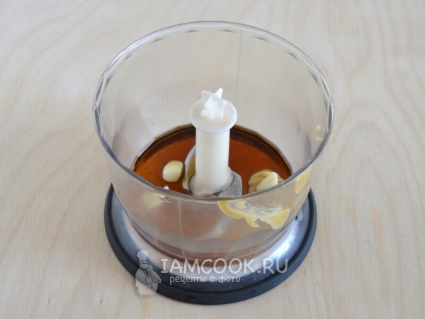 Соединить соевый соус, чеснок и горчицу