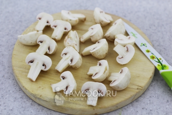 Шампиньоны порезанные