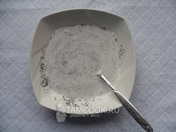 Ввести в мак взбитый белок