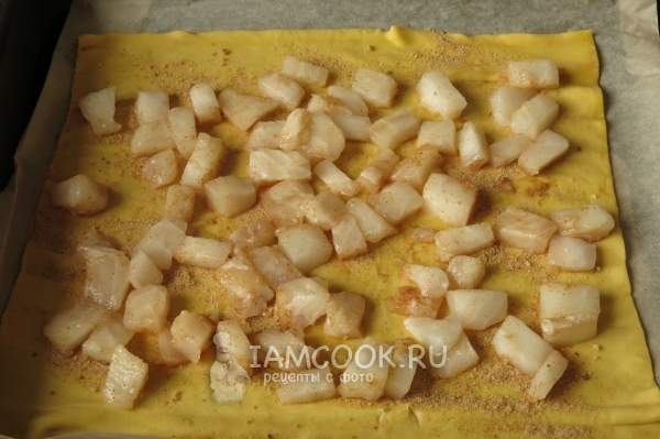 Выложить на тесто рыбу