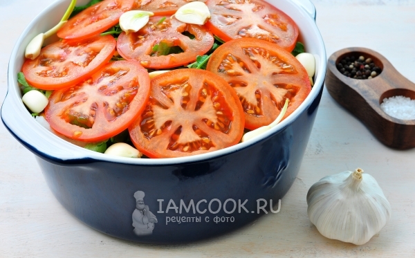 Добавить помидоры и чеснок