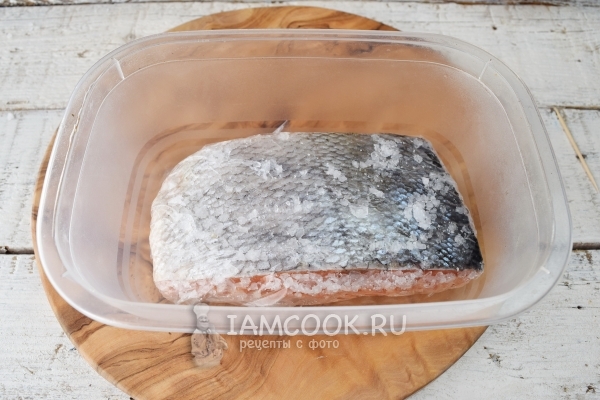 Положить рыбу в контейнер