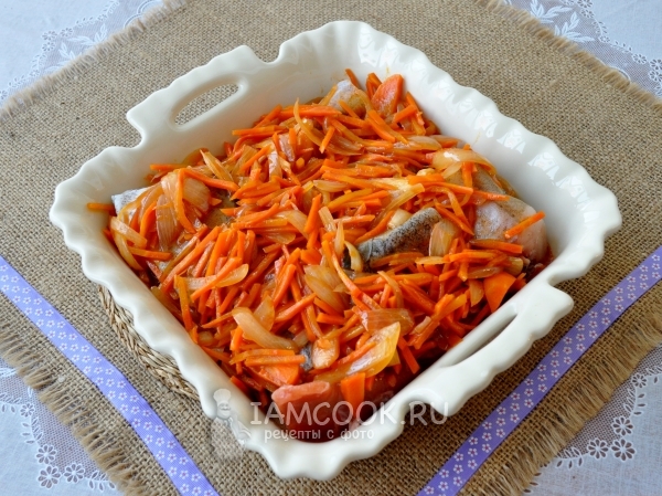 Положить на рыбу вторую часть овощей