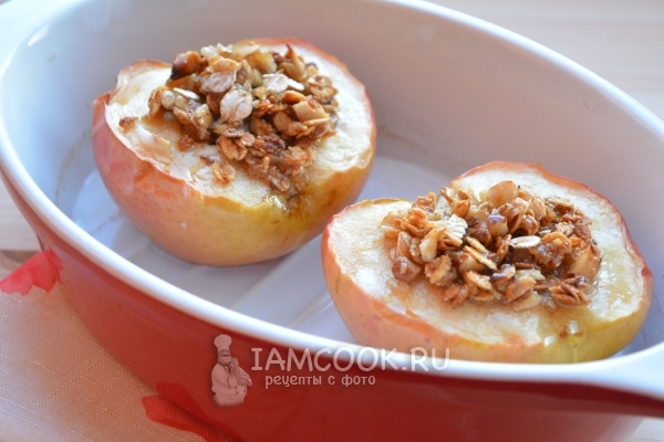 Готовые запеченные яблоки с овсяными хлопьями и орехами