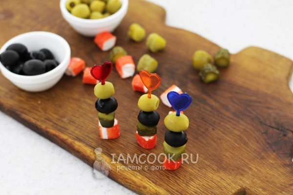 Канапе на шпажках с оливками