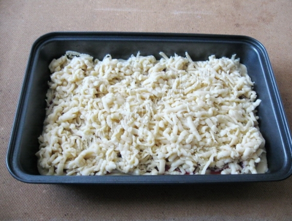 Выложить тертое тесто