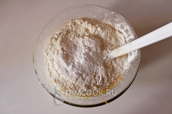 Насыпать муку