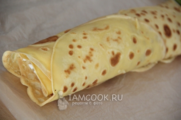 Свернуть блины с начинкой в рулет