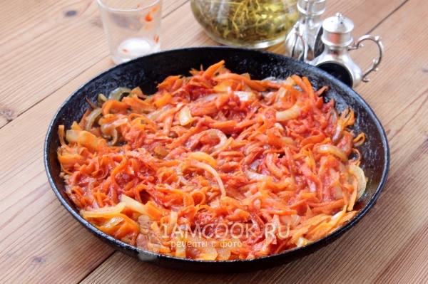 Добавить томатную пасту