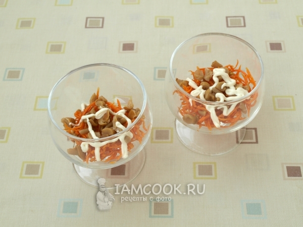 Уложить слоями морковь, грибы и майонез