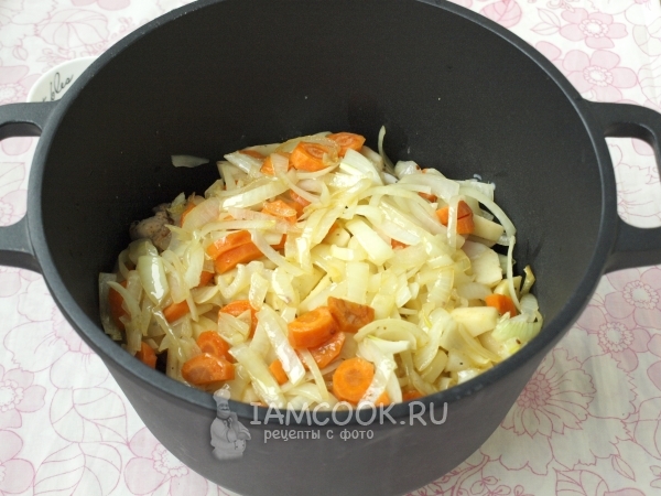 Выложить в казан кролика и овощи