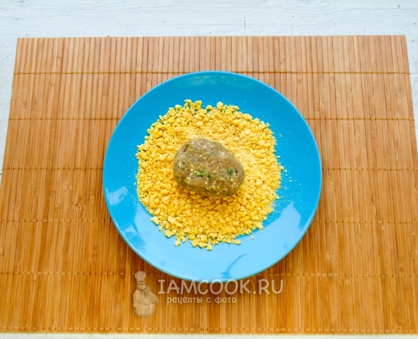 Обвалять котлеты в панировке