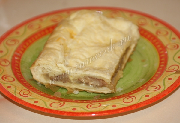 Порция пирога с луком и грибами