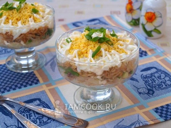 Салат с сайрой и яйцом