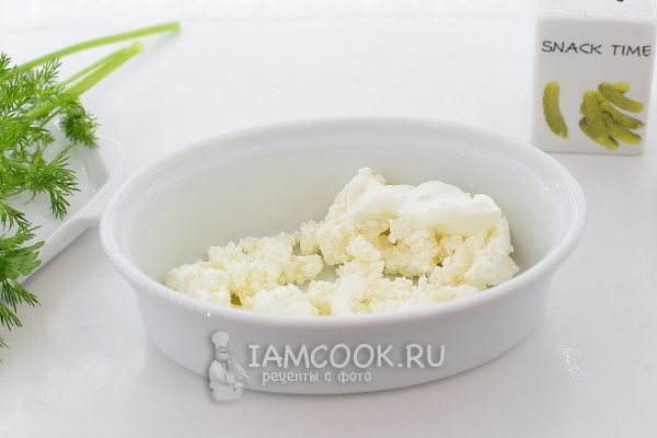 Смешать творог со сметаной