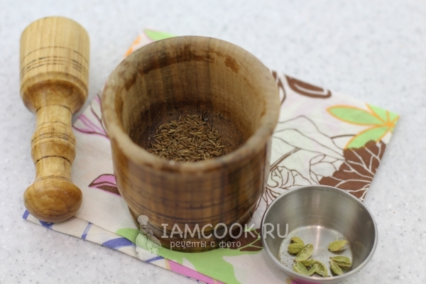 Растолочь кумин и кардамон