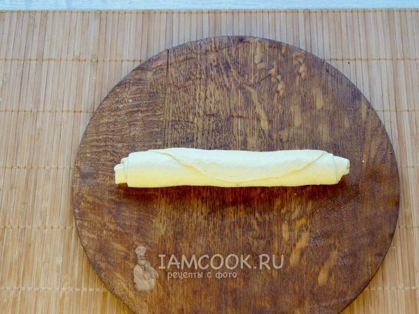 Свернуть тесто в рулетик