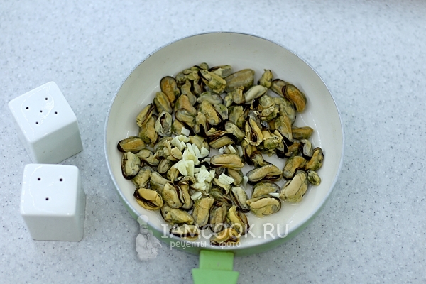 Положить чеснок