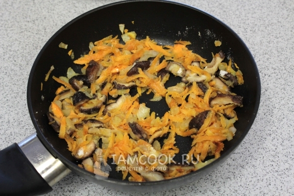 Обжарить грибы с луком и морковью