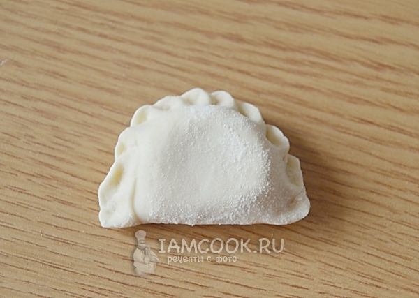 Защипить края вареника