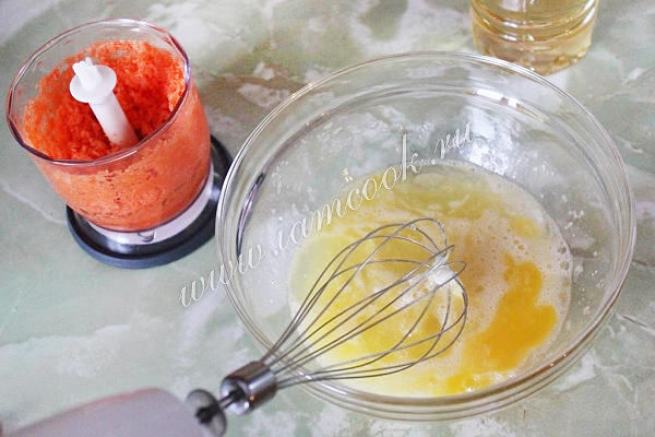 Измельчить морковь и взбить яйца с сахаром и маслом