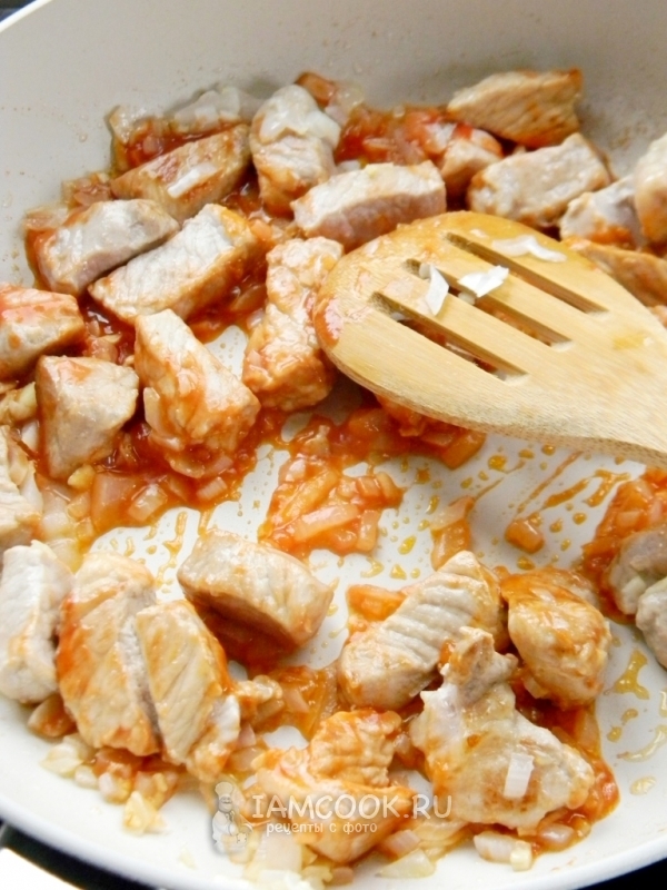 Смешать мясо с луком и чесноком