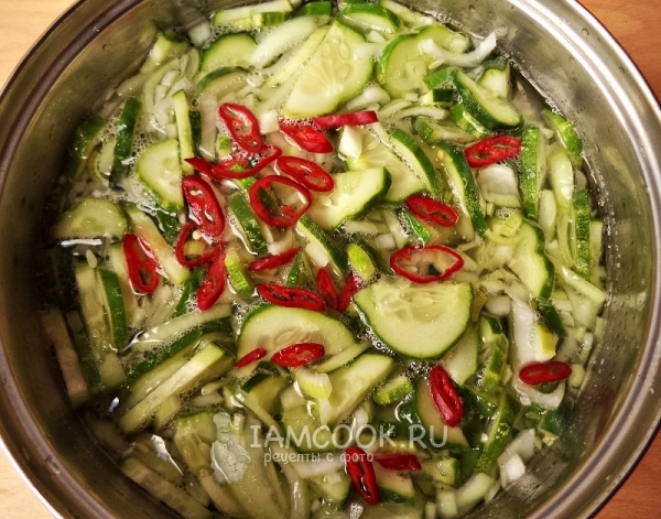 Залить овощи маринадом