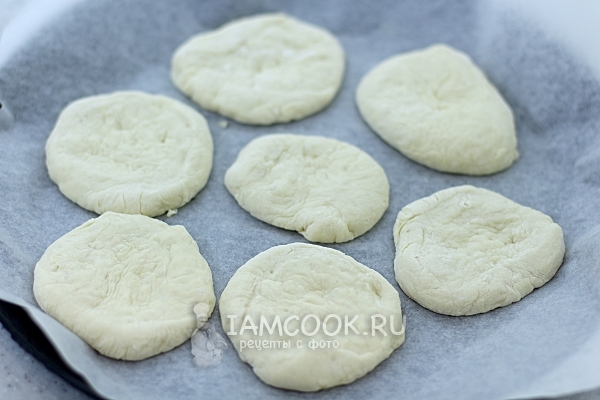 Положить лепешки в форму