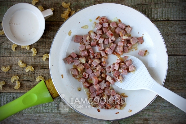 Обжарить лук и ветчину