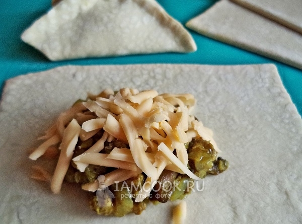 Положить начинку на тесто