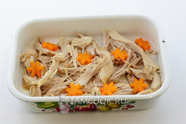 Положить в блюдо мясо и морковь