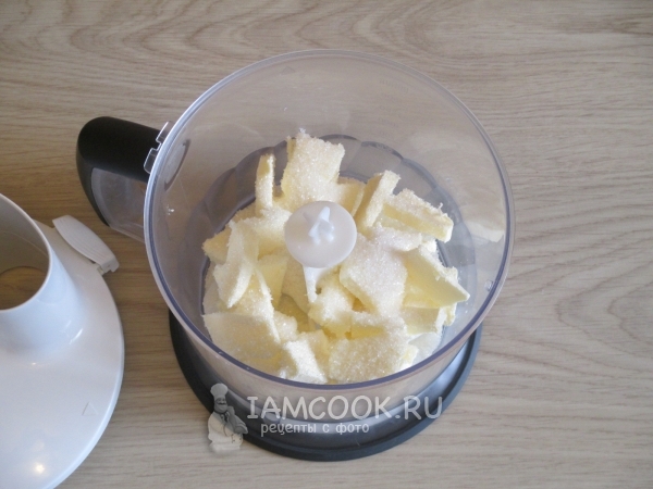 Соединить масло с сахаром