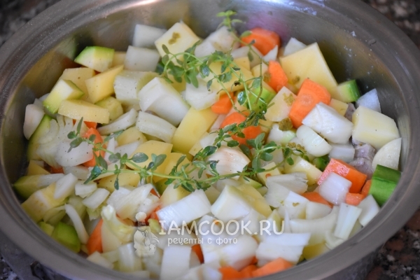 Добавить овощи и зелень