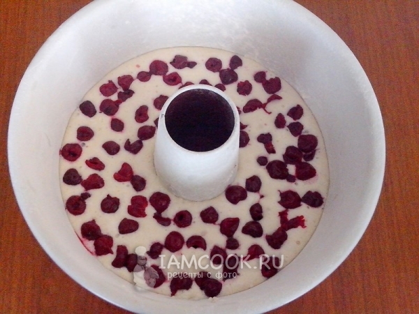 Положить в форму тесто и вишню