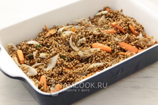 Переложить гречку в форму