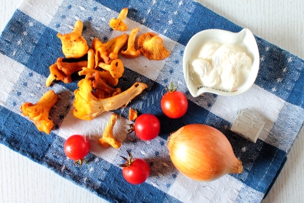 Ингредиенты для лисичек в сметане