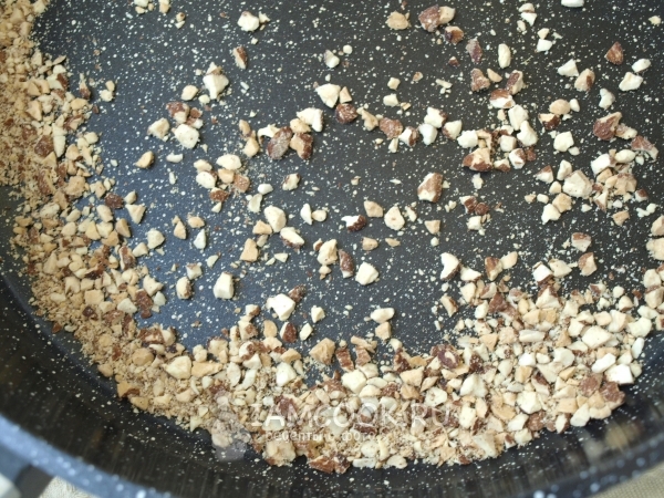 Обжарить миндаль