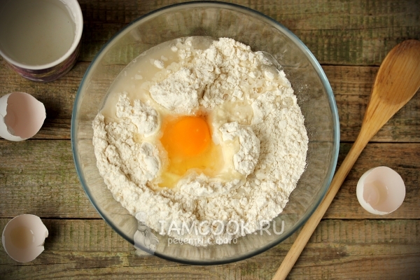 Смешать яйцо, муку, воду и соль